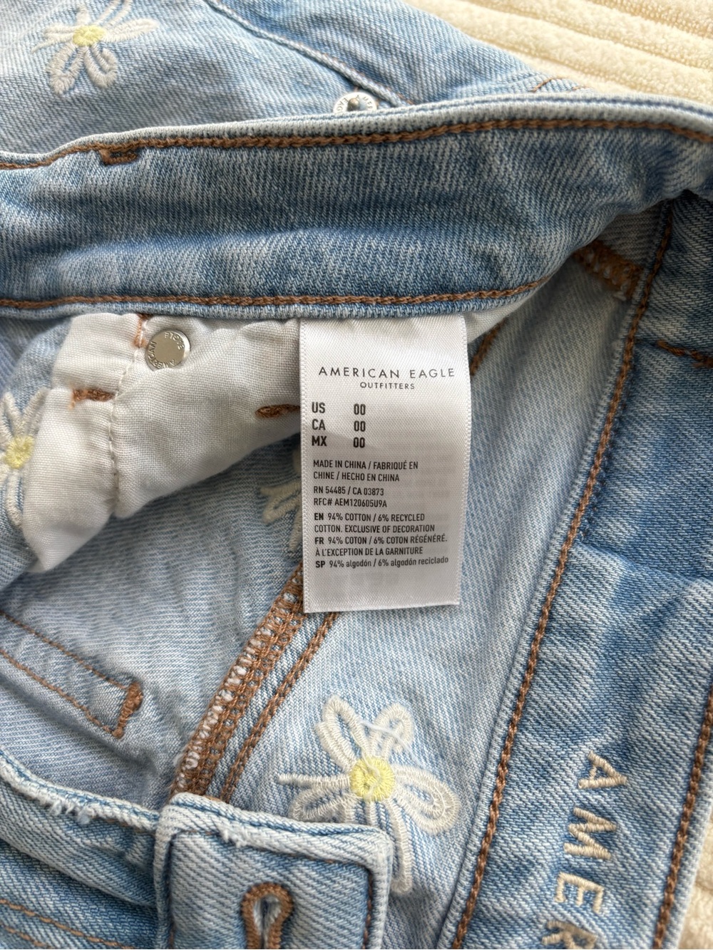 American Eagle Light Wash Daisy Embroidered Distressed Denim Shorts Size 00 - Picture 7 of 8
